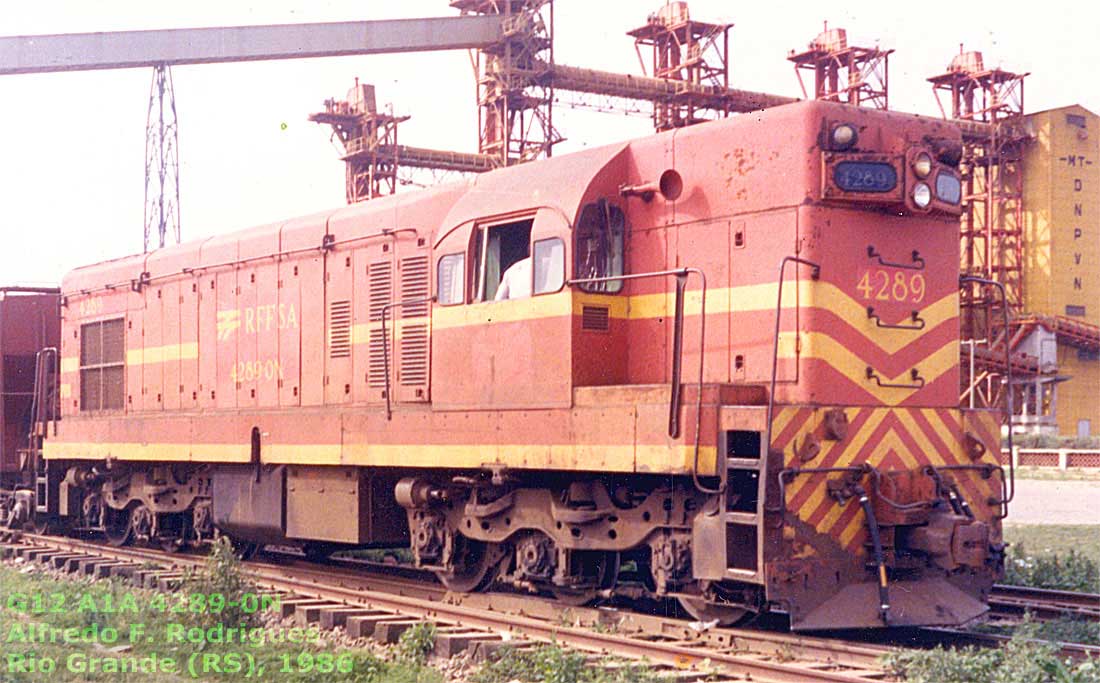 Vista  lateral anterior da Locomotiva G12 A1A-A1A nº 4289-0N em Rio Grande (RS), 1986