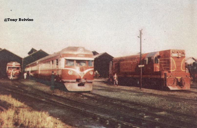 Locomotiva G12 (à direita) com a pintura original da GM para a VFRGS, ao lado do Trem Minuano