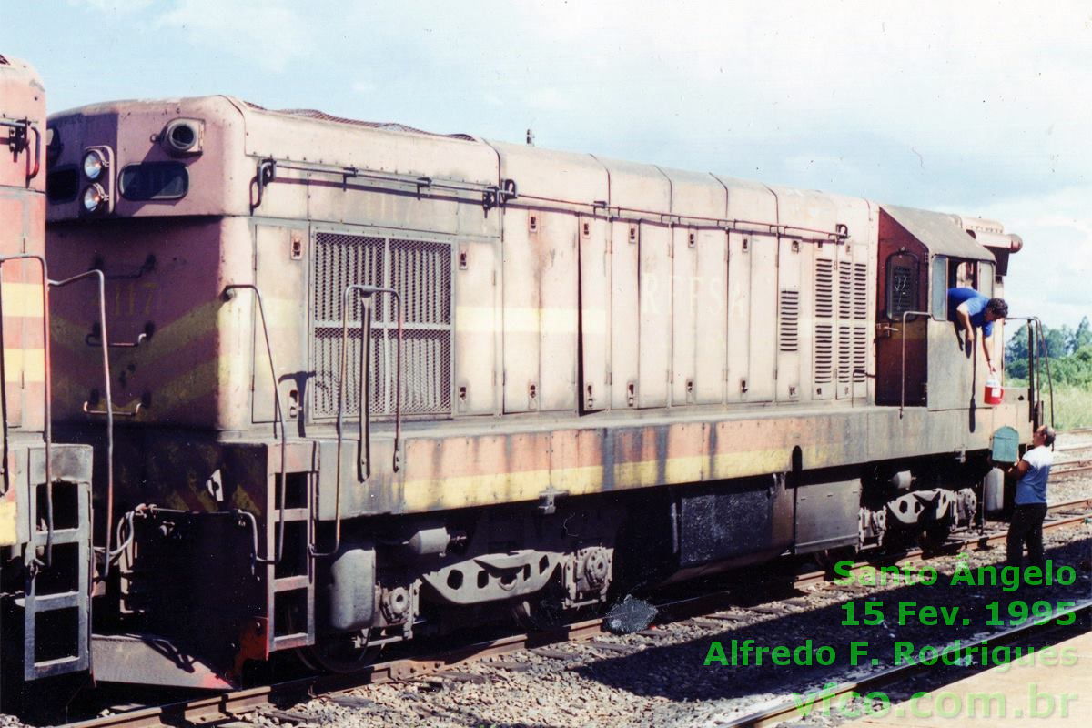 Locomotiva G12 nº 4117 SR6 RFFSA na estação de Santo Ângelo, em 15 Fev. 1995