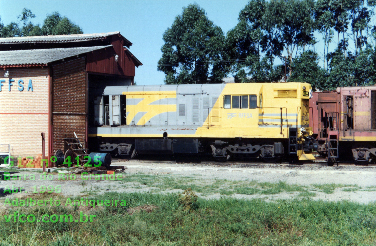 Locomotiva G12 nº 4125 na última pintura RFFSA, em 1996