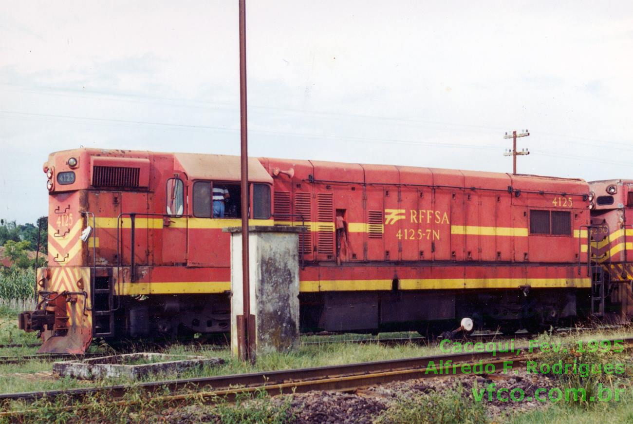 Locomotiva G12 nº 4125 SR6 RFFSA na estação ferroviária de Cacequi, em Fev. 1995