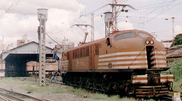Abastecimento de areia da locomotiva V-8 n° 6384 no pátio ferroviário de Campinas