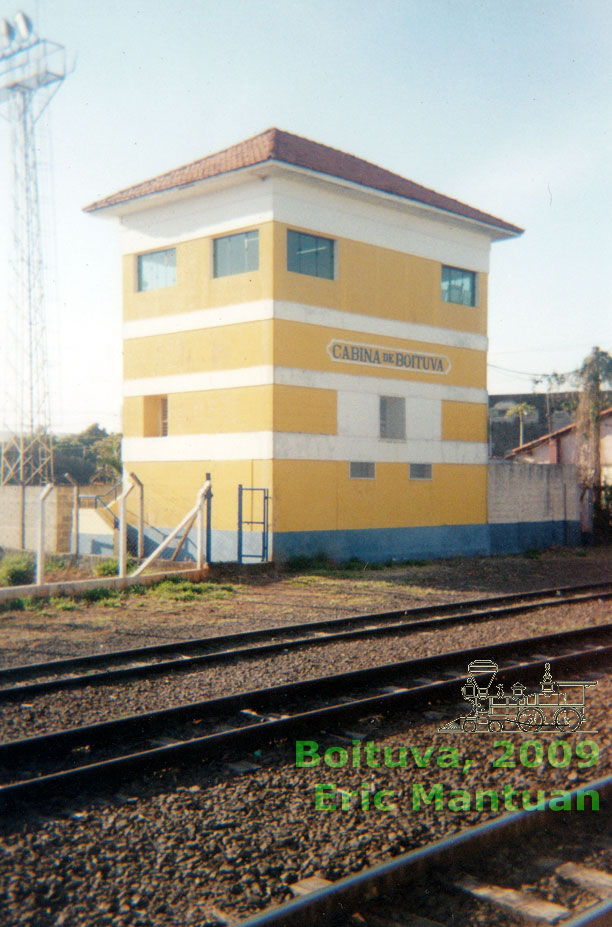 Frente e lateral da “cabina” de sinalização ferroviária da Sorocabana em Boituva