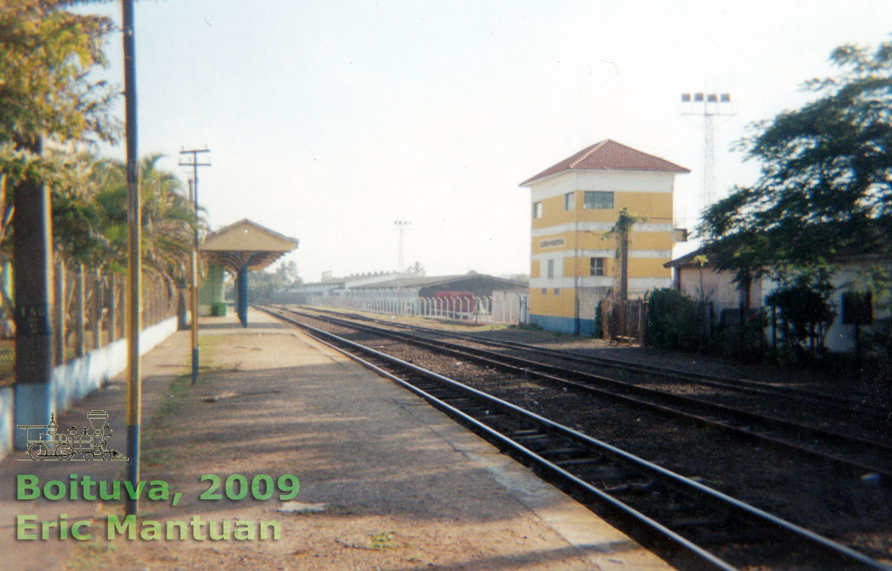 Plataforma da antiga estação ferroviária (à esquerda) e cabine de sinalização da Sorocabana em Boituva (à direita)