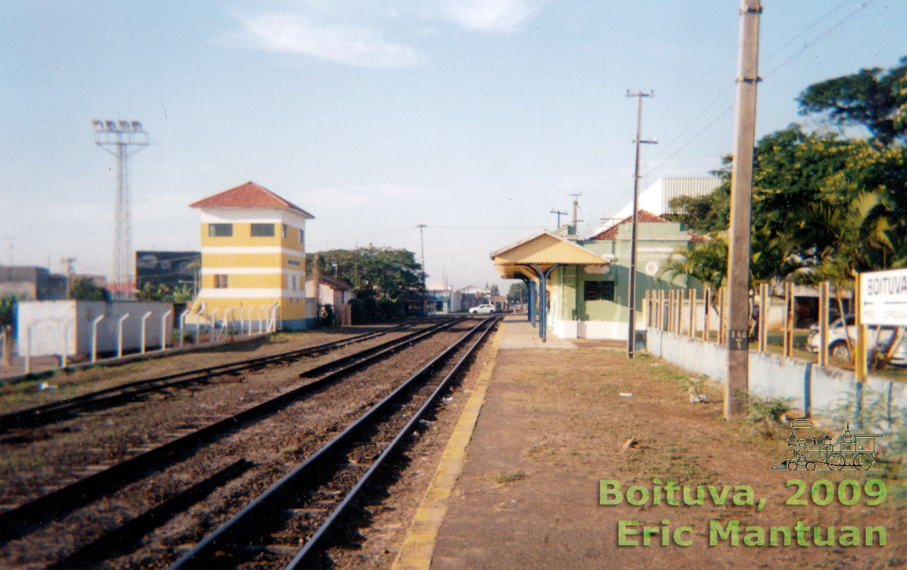Cabine de sinalização ferroviária de Boituva (esq.) e plataforma da antiga estação (dir.), e ao fundo a passagem de nível da rua Expedicionário Boituvense