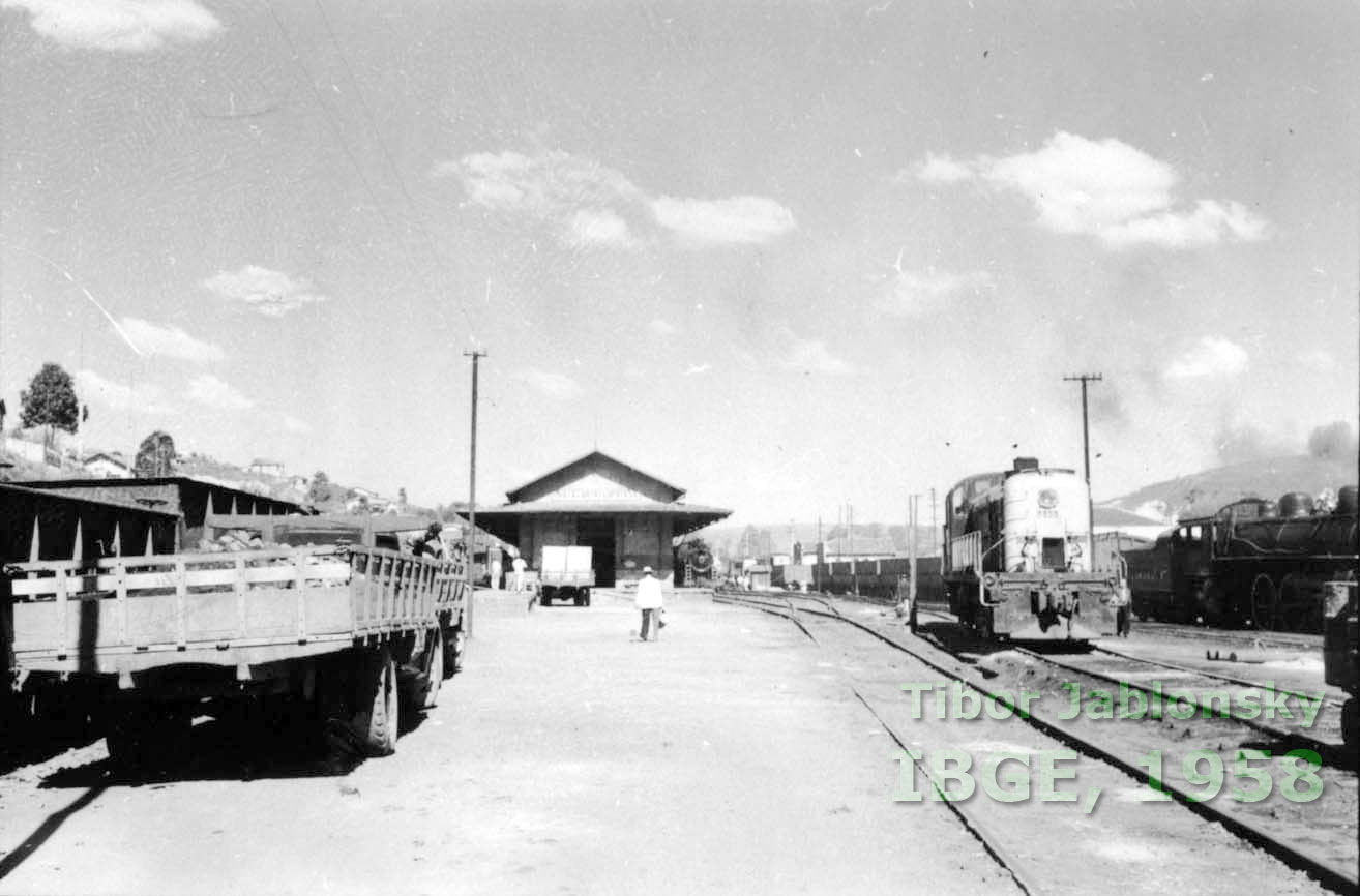 Carregamento de minérios de ferro e manganês na estação ferroviária de Conselheiro Lafaiete (MG), em 1958