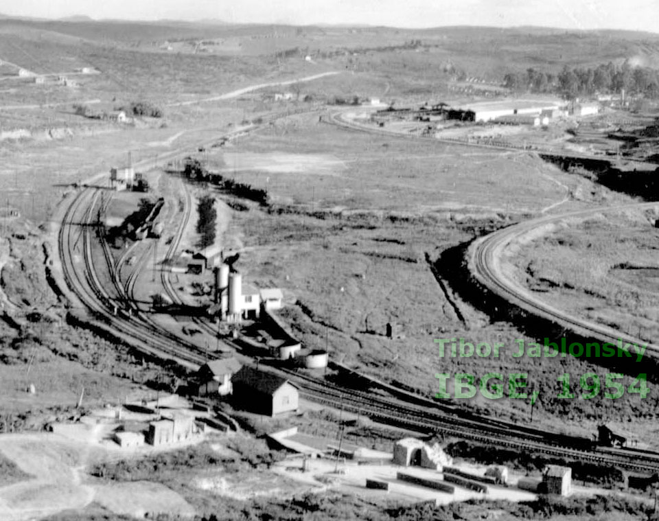Detalhe do pátio ferroviário da “Parada Bananeiras” (Conselheiro Lafaiete, MG) em 1954, vendo-se no alto, à direita, os galpões da Cia. Industrial Santa Matilde