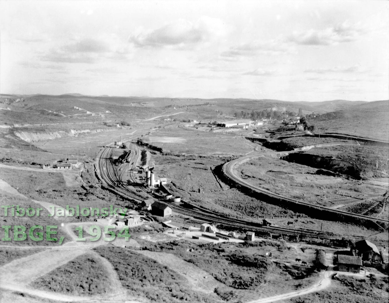 Pátio ferroviário da “Parada Bananeiras” (Conselheiro Lafaiete, MG) em 1954, vendo-se no alto, à direita, os galpões da Cia. Industrial Santa Matilde