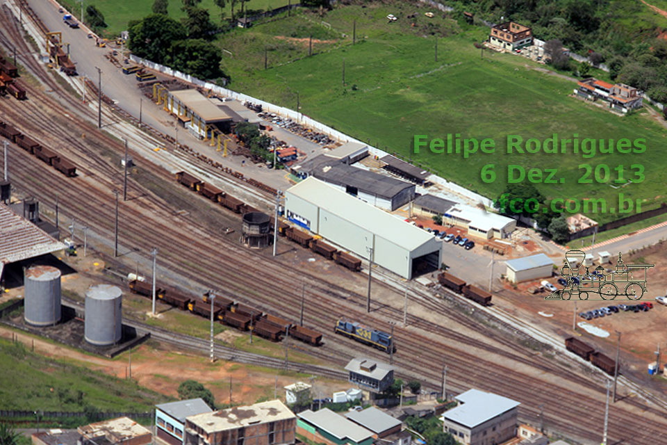 Instalações e desvios para abastecimento de locomotivas (à esquerda) e reparo de vagões (à direita) no pátio ferroviário de Conselheiro Lafaiete