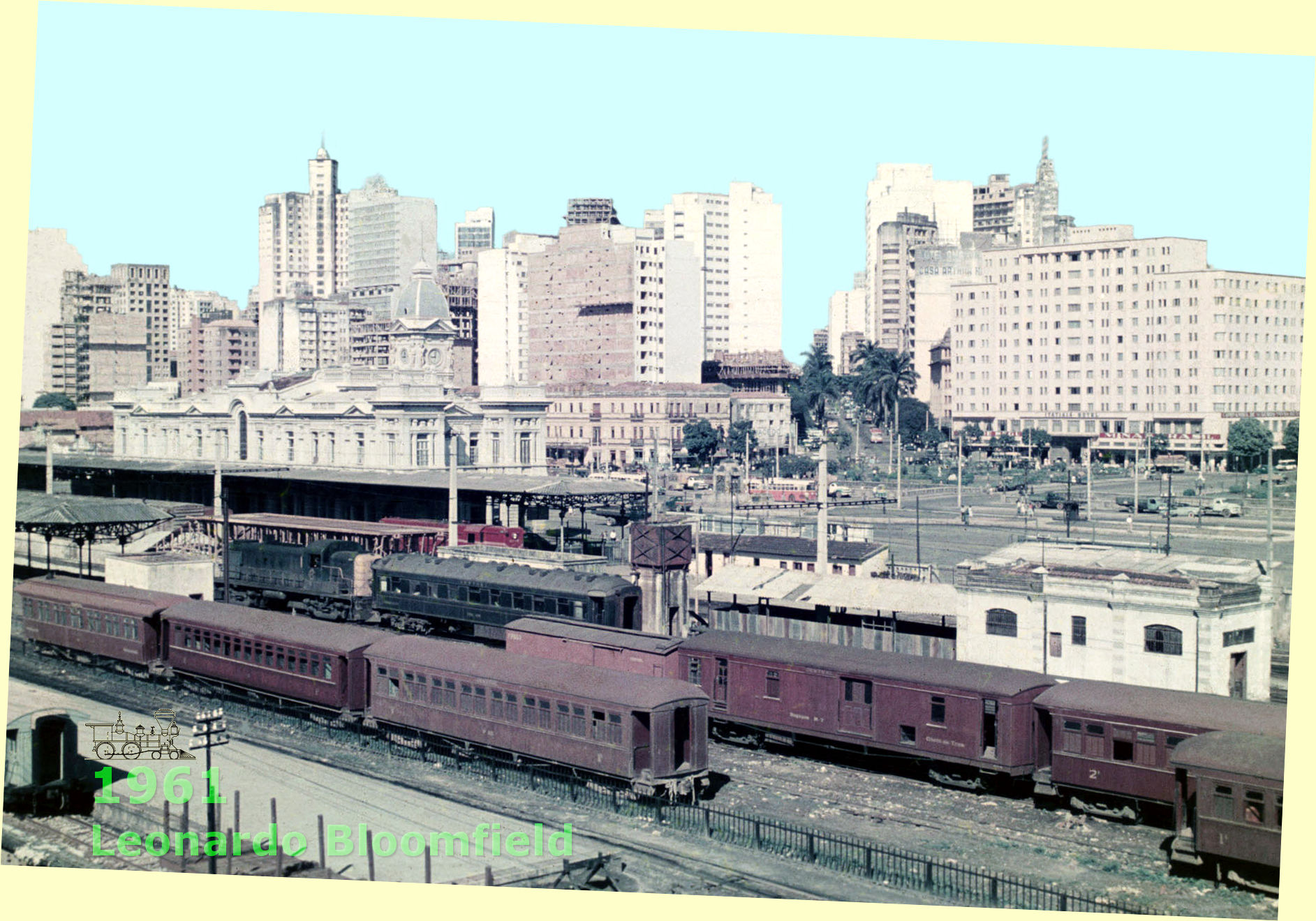 Pátio ferroviário da estação Central de Belo Horizonte em 1961, vendo-se à direita a Praça da Estação e o Hotel