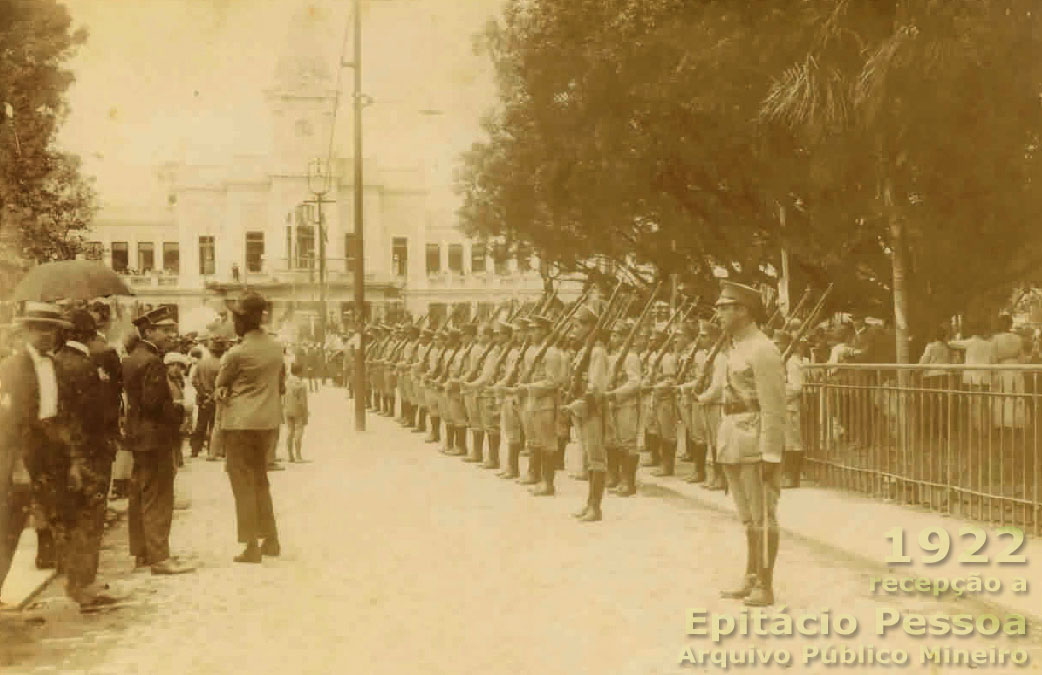 Militares e civis aguardando a chegada do presidente Epitácio Pessoa diante da nova estação ferroviária da EFCB - Central do Brasil em Belo Horizonte em 1922