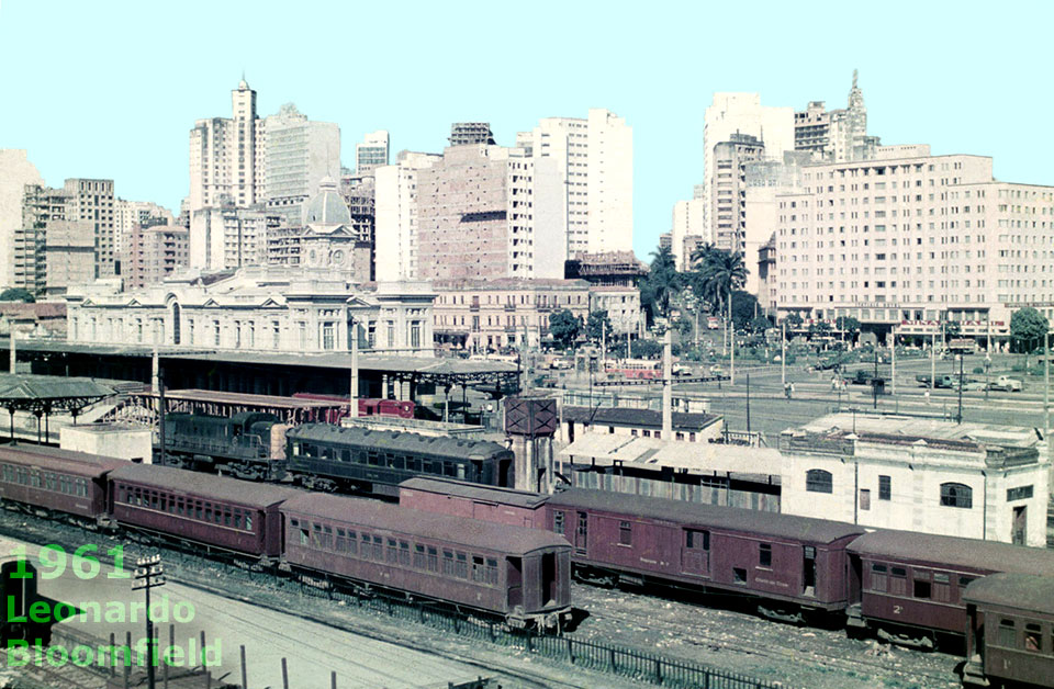 Pátio ferroviário da estação de Belo Horizonte em 1961, vendo-se à direita a Praça da Estação e o Hotel