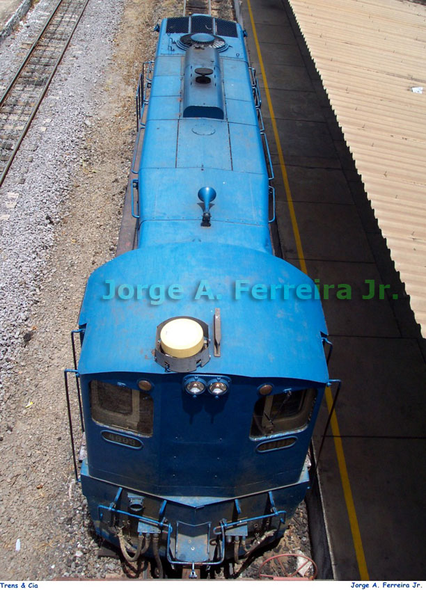 Teto da locomotiva GL8 fotografada na esta&ccedil;&atilde;o ferrovi&aacute;ria de Barra Mansa