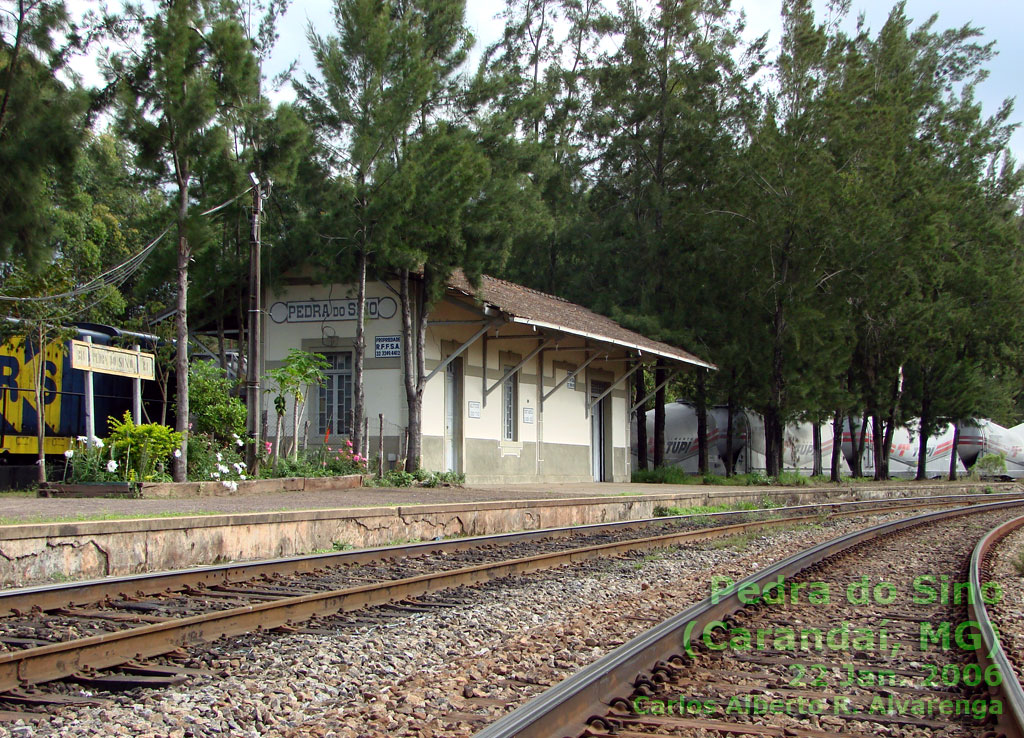 Estação ferroviária de Pedra do Sino, vista ao nível dos trilhos