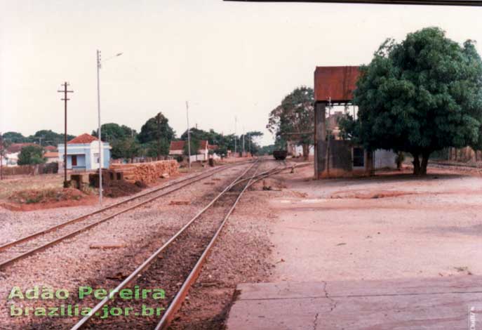 Caixa d'água e trilhos do pátio ferroviário de Pires do Rio na década de 1980
