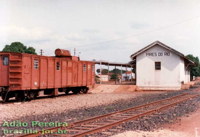 Estação ferroviária de Pires do Rio na década de 1980, vista pelo outro lado