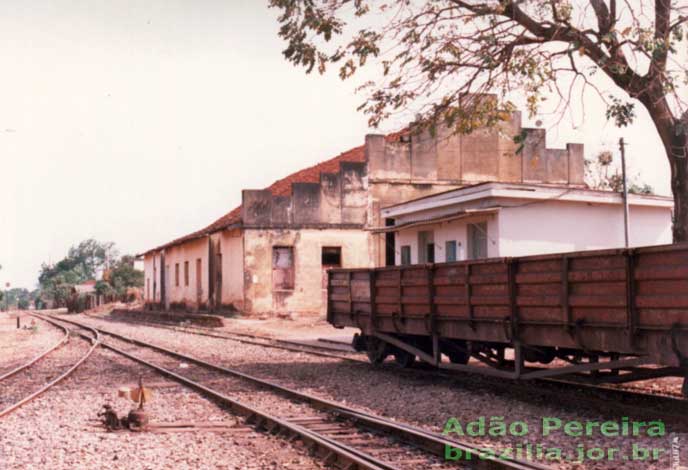 Prédio de serviço do pátio ferroviário de Pires do Rio na década de 1980