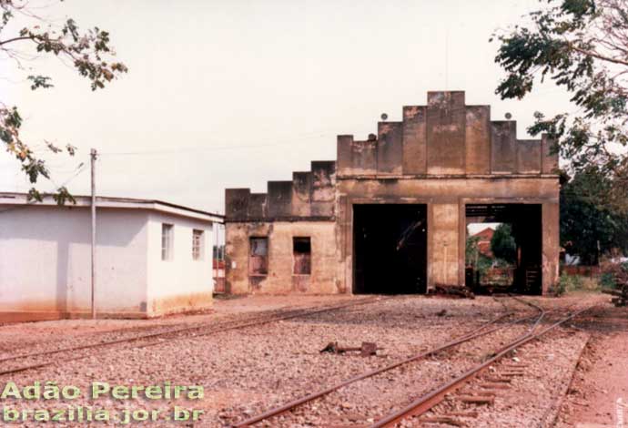 Outro prédio de serviços de serviço do pátio ferroviário de Pires do Rio na década de 1980