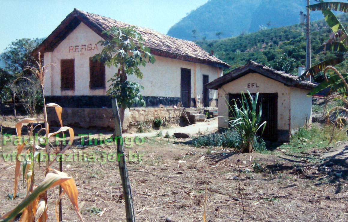 Casa de feitor da ferrovia (Quinta Turma) entre Monteiro e Cachoeiro de Itapemirim, ainda com as siglas da Leopoldina (EFL) e da RFFSA, por volta de 1994
