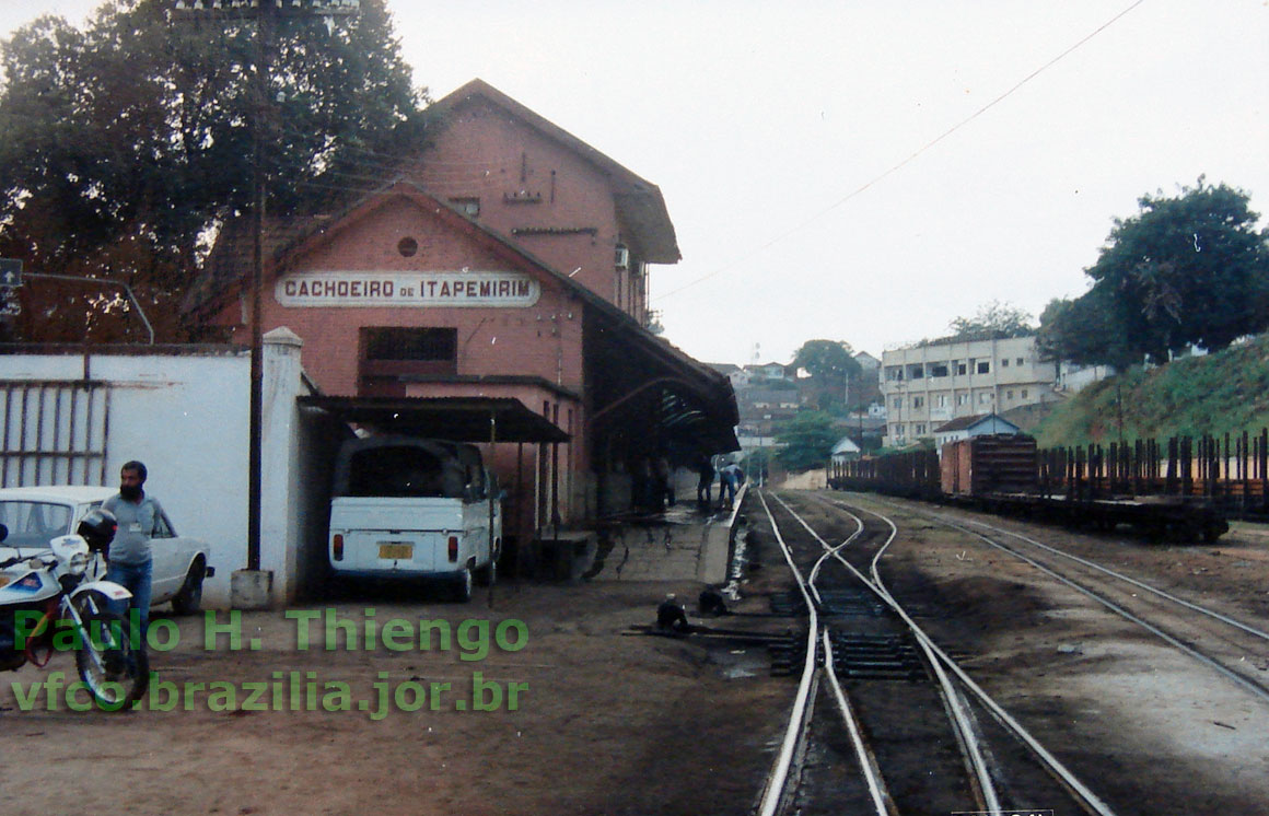 Outra vista da estação ferroviária de Cachoeiro de Itapemirim, ainda com os trilhos diante da plataforma