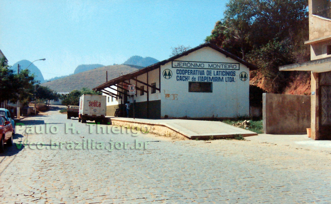 Prédio da estação ferroviária Jerônimo Monteiro (Vala do Souza), utilizada por uma cooperativa de laticínios por volta de 1994