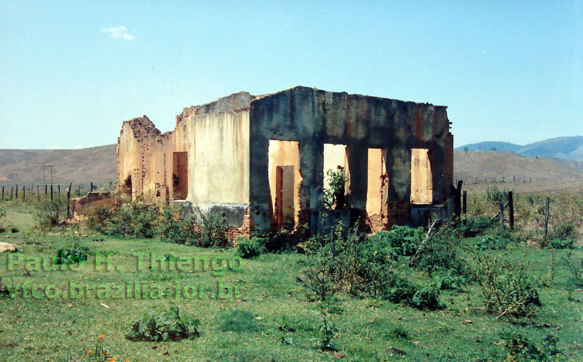Ruínas da antiga estação ferroviária Pacotuba, por volta de 1994