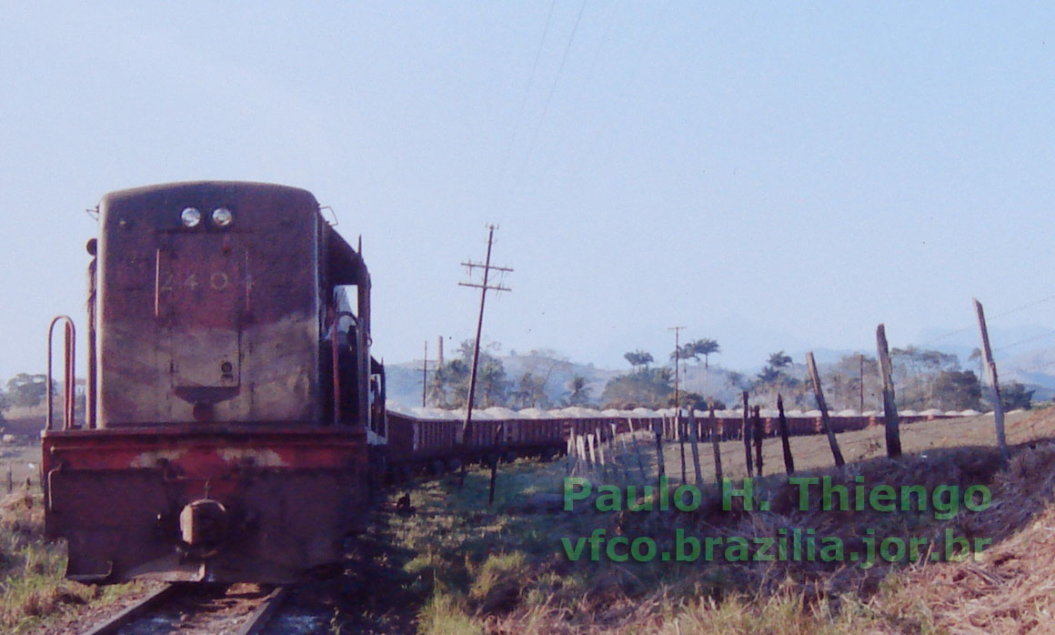 Locomotiva U13B nº 2404 com trem no desvio para a fábrica de cimento, próximo à estação ferroviária Morro Grande
