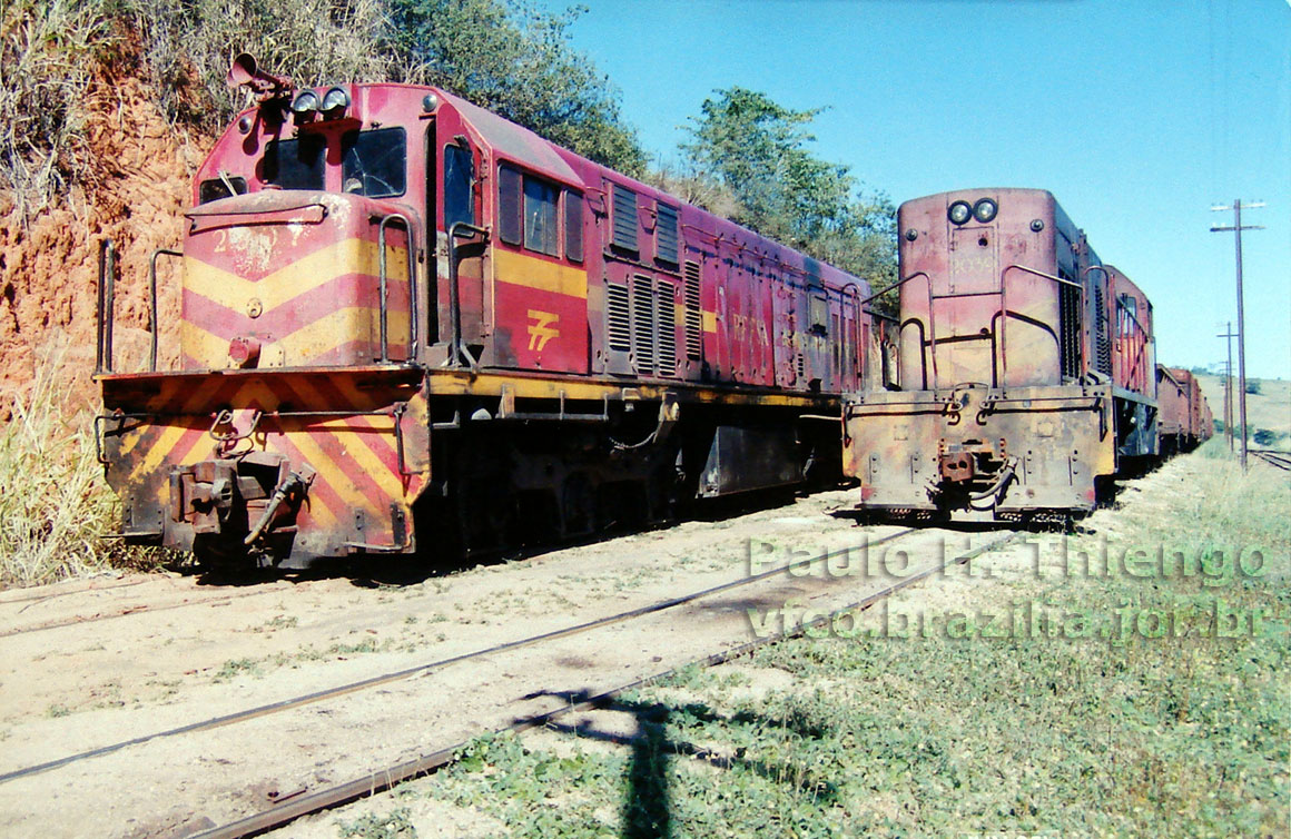 Locomotivas U20C nº 2507 e U5B nº 2039