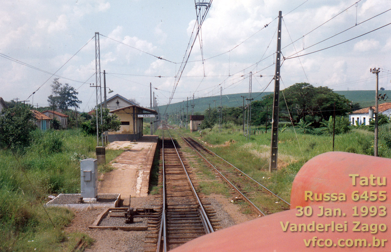 Estação ferroviária Tatu (SP) vista da cabine da locomotiva “Russa” nº 6455 em 1993