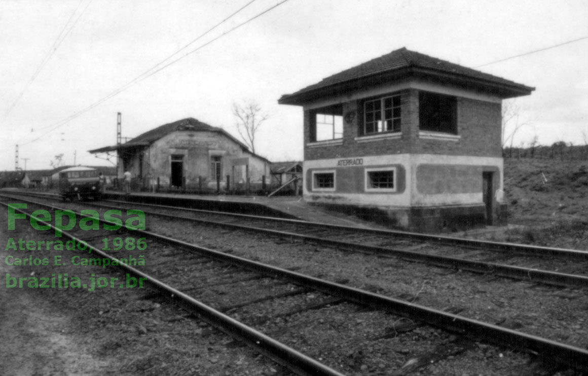 Cabine de controle e estação ferroviária de Aterrado, no relatório de 1986 da Fepasa - Ferrovias Paulistas