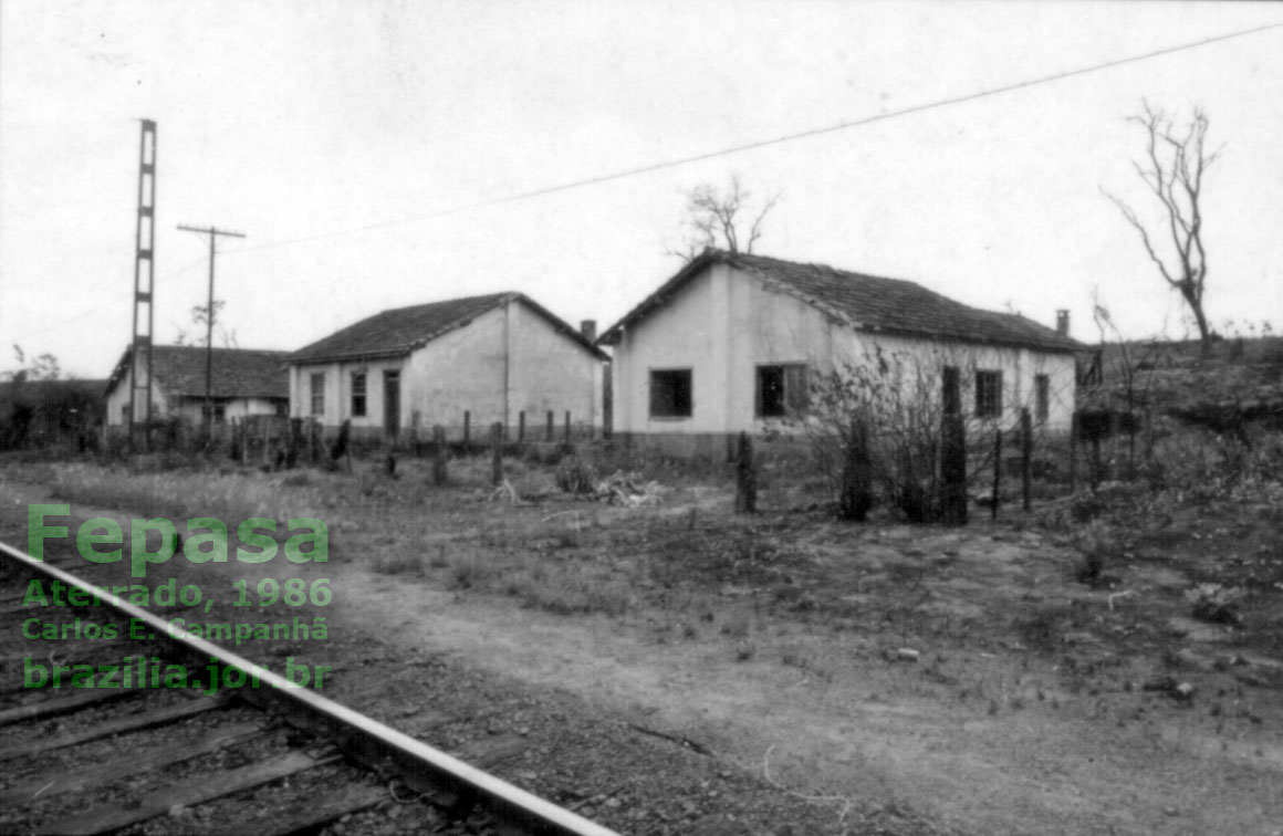 Casas da estação ferroviária de Aterrado, no relatório de 1986 da Fepasa - Ferrovias Paulistas