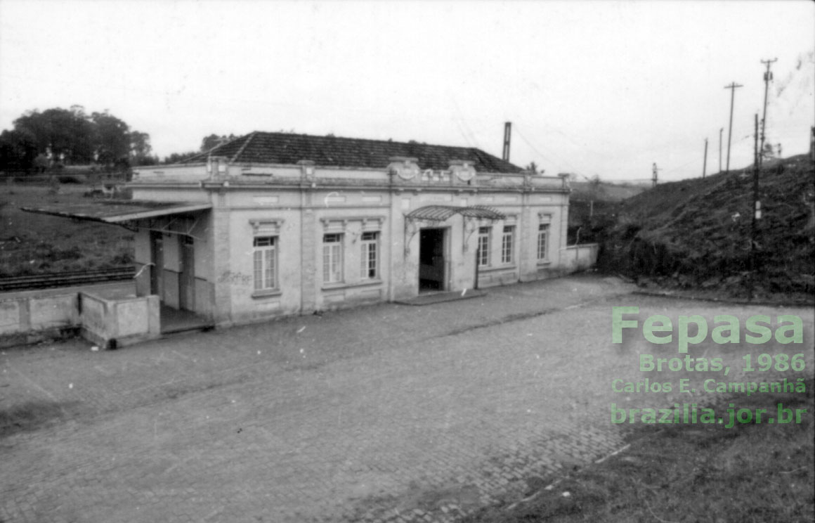Perspectiva da estação ferroviária de Brotas, em um rebaixamento do terreno