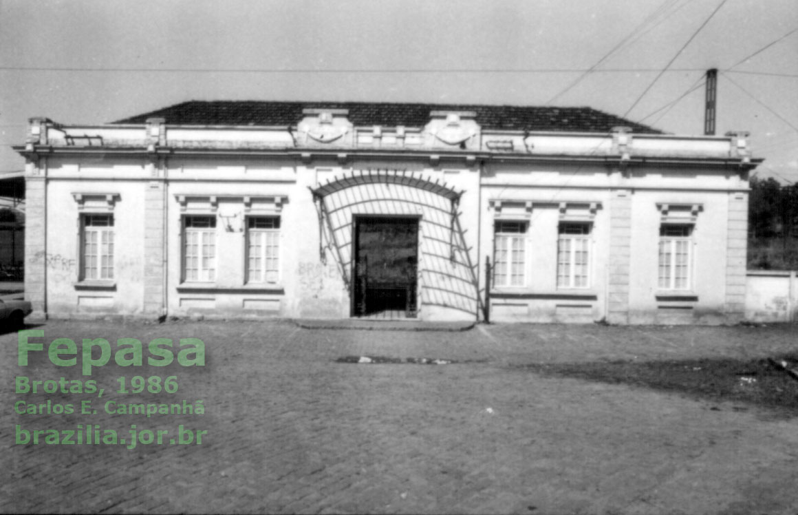 Fachada da estação ferroviária de Brotas em 1986, documentada no relatório da Fepasa