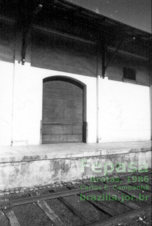 Detalhe de uma porta do armazém ferroviário de Brotas