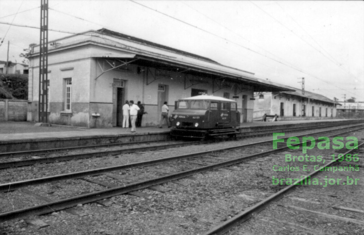 Estação ferroviária de Brotas, no relatório da Fepasa de 1986, vendo-se ao fundo o armazém de 7 portas