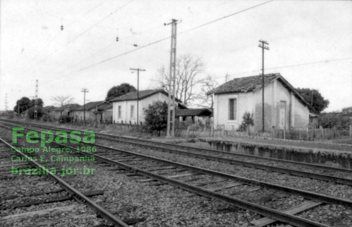 Casas da estação ferroviária de Campo Alegre, no relatório da Fepasa de 1986