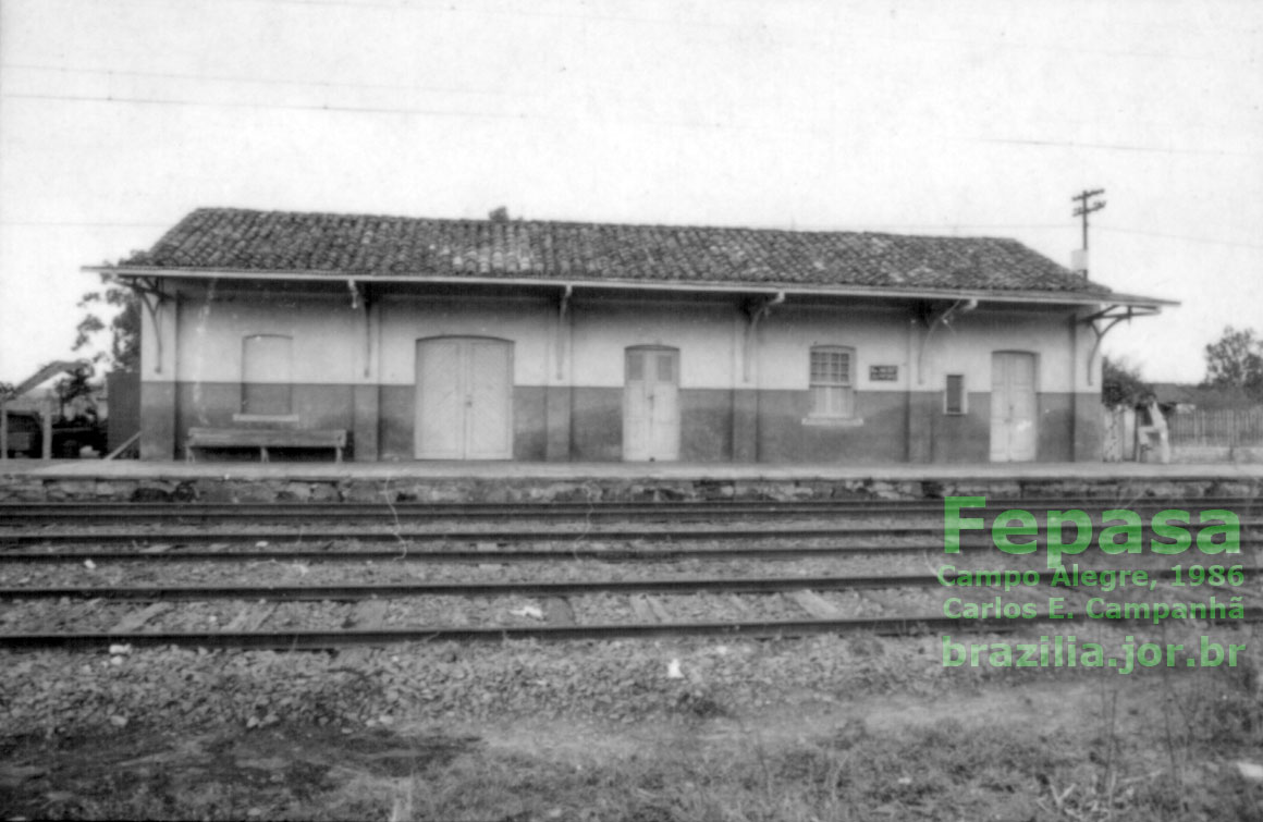 Vista frontal da estação ferroviária de Campo Alegre, na Linha Tronco Itirapina-Panorama, da Fepasa