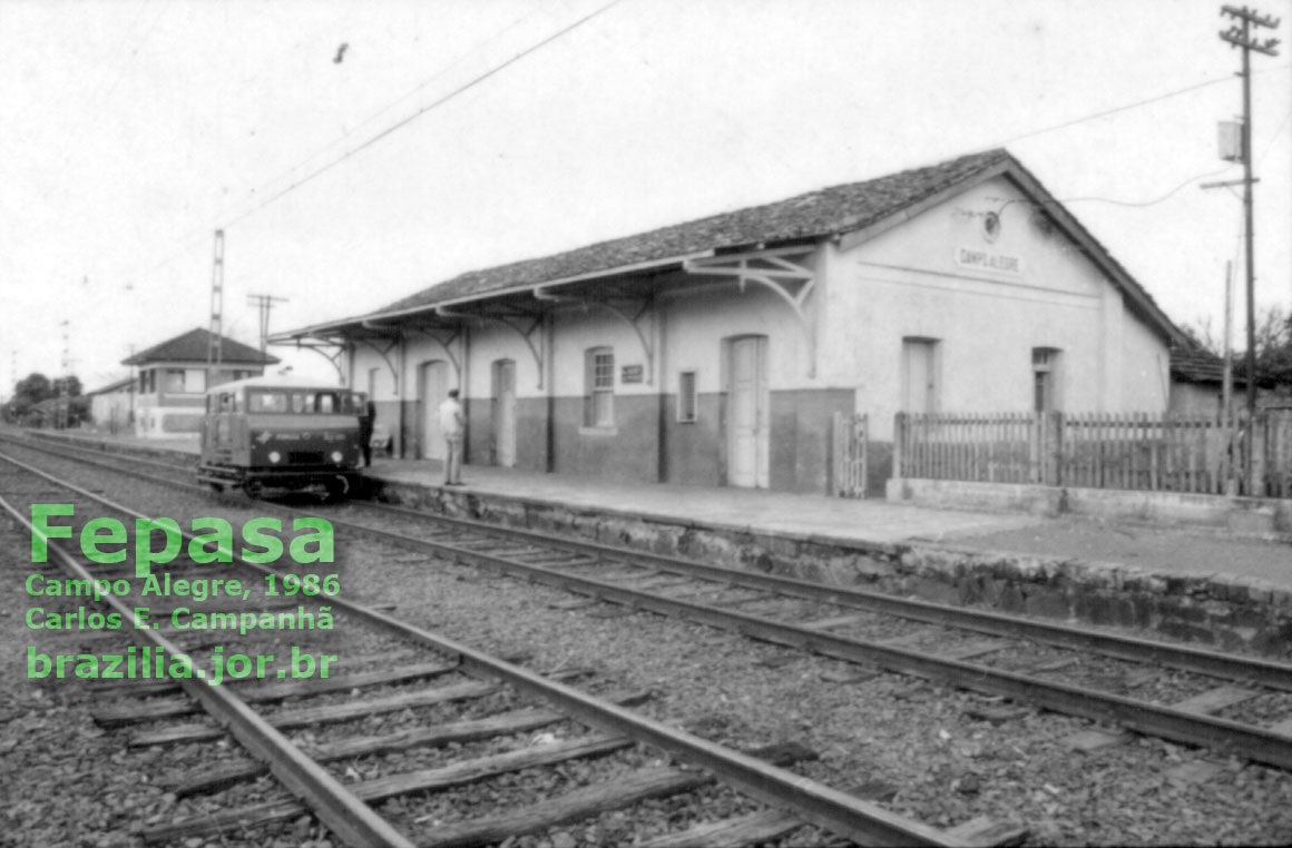 Estação ferroviária Campo Alegre no relatório de 1986 da Fepasa, vendo-se ao fundo a cabine de controle