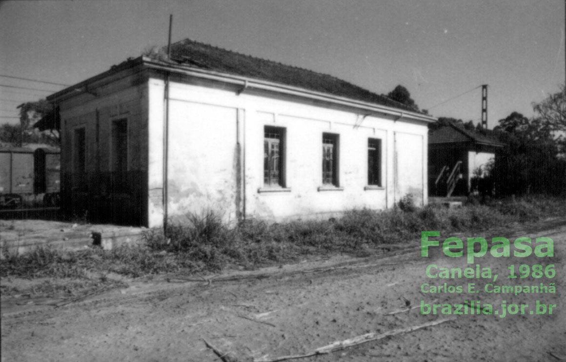 Fachada externa da estação ferroviária de Canela, no relatório de 1986 da Fepasa - Ferrovias Paulistas