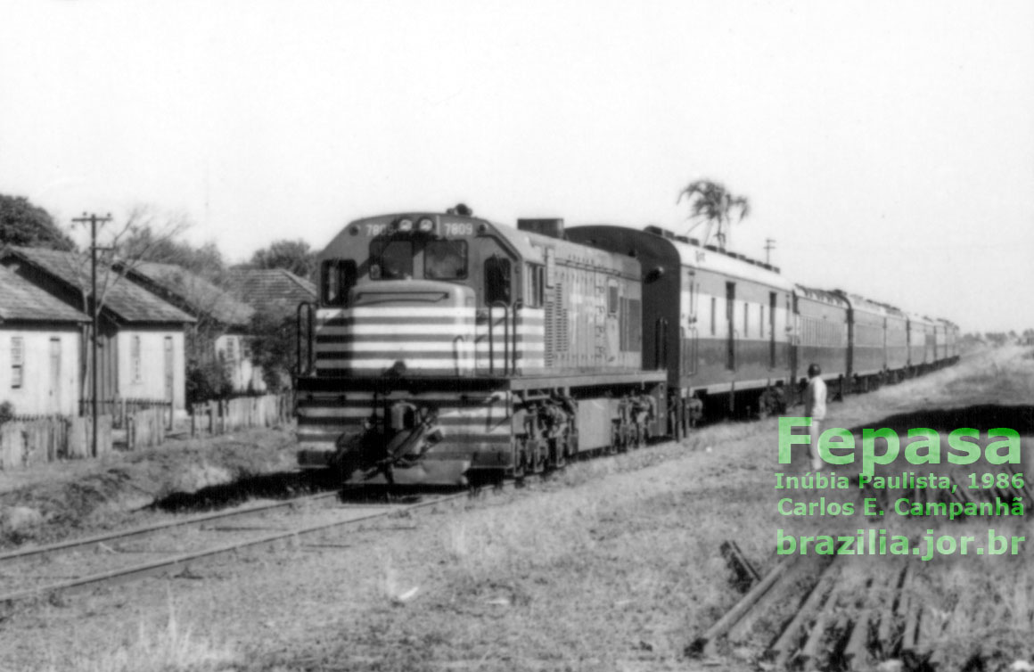 Trem de passageiros conduzido pela locomotiva 7809 na estação ferroviária Inúbia Paulista