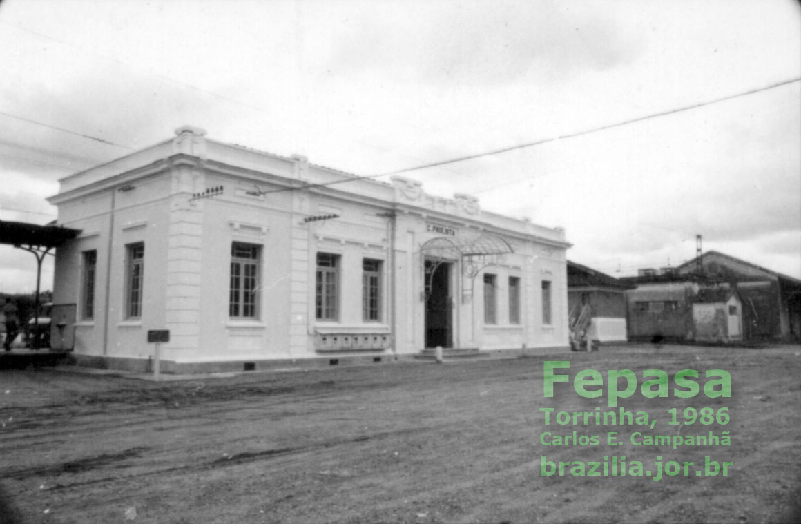 Fachada urbana da estação ferroviária Torrinha, no relatório de 1986 da Fepasa - Ferrovias Paulistas