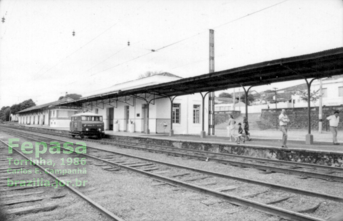 Plataforma coberta da estação ferroviária de Torrinha, vista dos trilhos. À direita, a escadaria de acesso à cidade. À esquerda, a cabine de controle e o armazém