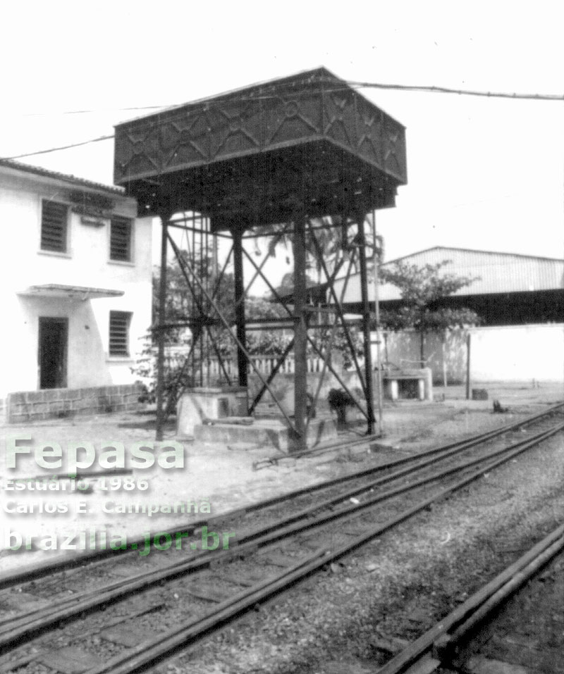Antiga caixa d'água metálica da época das locomotivas a vapor, na estação Estuário da Fepasa em 1986