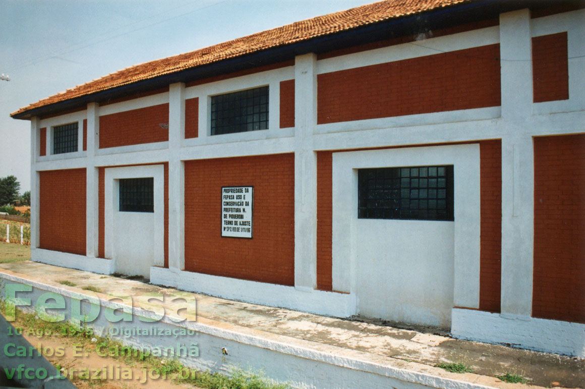 Foto do estado de conservação de um dos prédios da estação ferroviária de Piquerobi em 1995