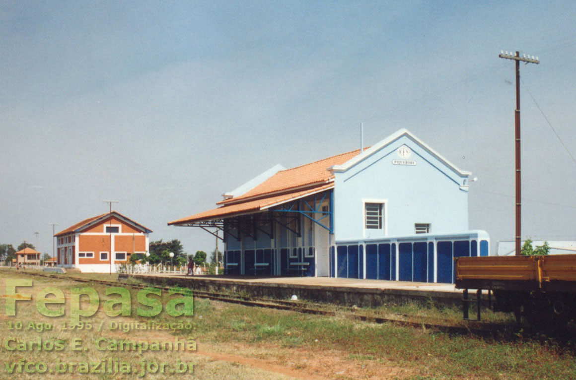 Prédios da estação ferroviária de Piquerobi em Agosto de 1995