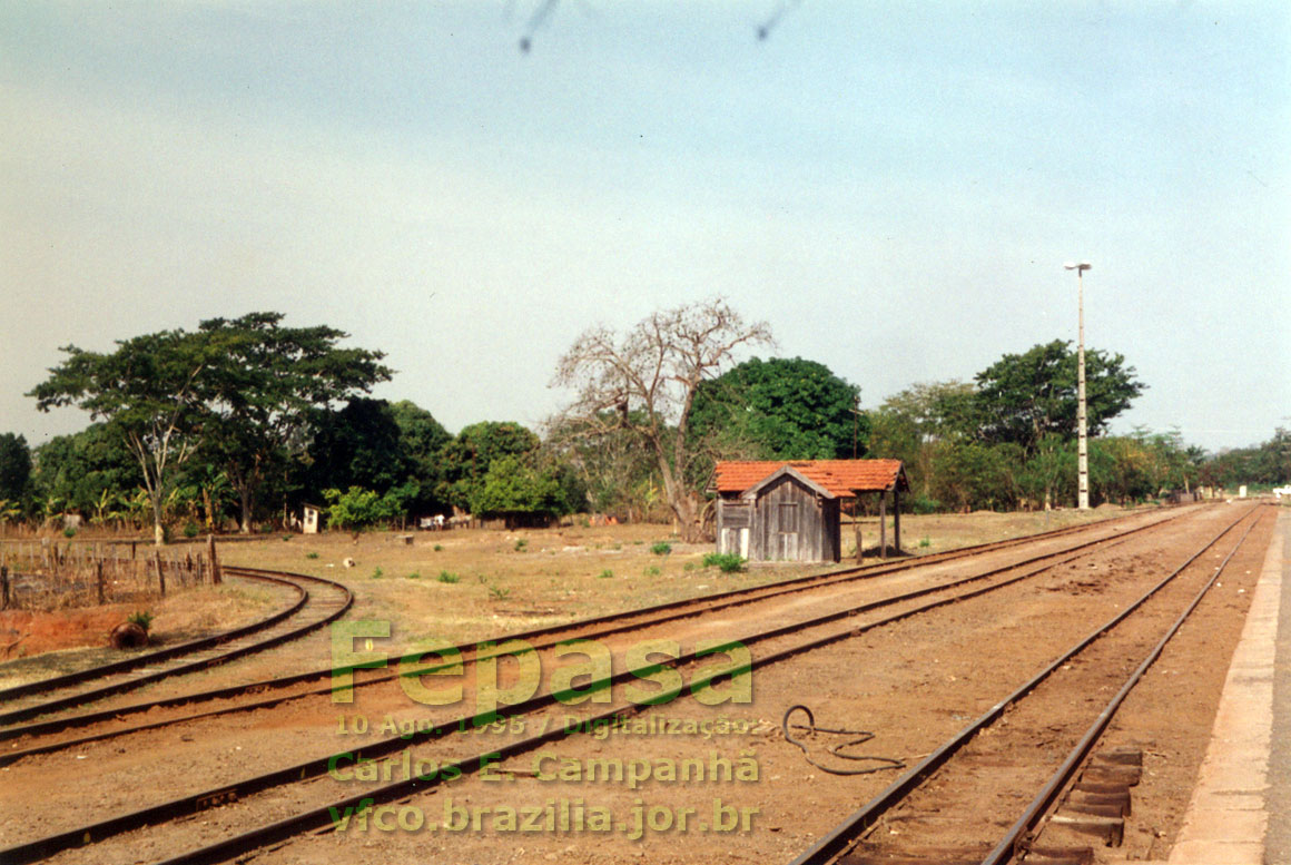 Pátio ferroviário de Presidente Epitácio em 1995, com o ramal do porto saindo em curva para a esquerda