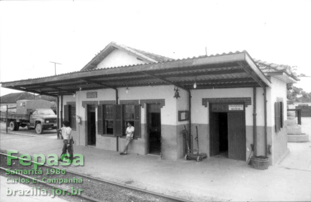 Estação ferroviária de Samaritá e plataforma de embarque em 1986, vista dos trilhos