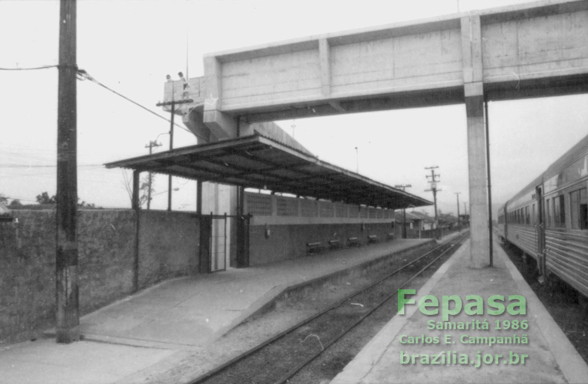 Plataforma coberta e passarela superior da estação ferroviária de Samaritá em 1986