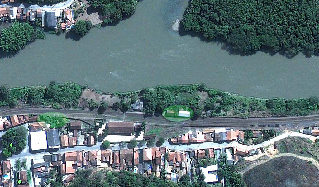 Imagem de satélite mostrando a estação ferroviária de Queluz (ao sul dos trilhos), em uma curva da ferrovia em forma de "S"