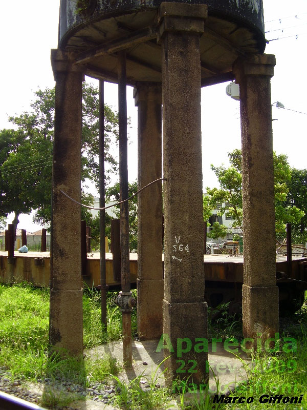 Caixa d'água sobre pilares de concreto na estação ferroviária de Aparecida